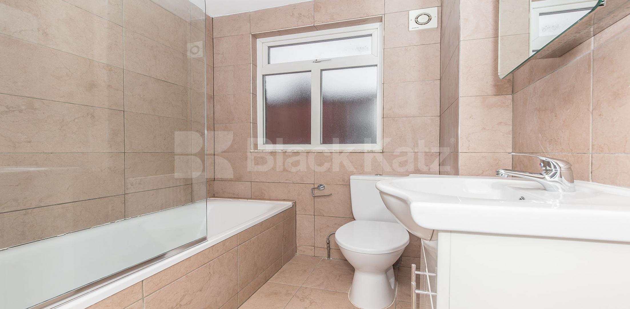 			Huge Two Bed Apartment !, 2 Bedroom, 1 bath, 1 reception Flat			 Green lanes, Turnpike Lane, N8